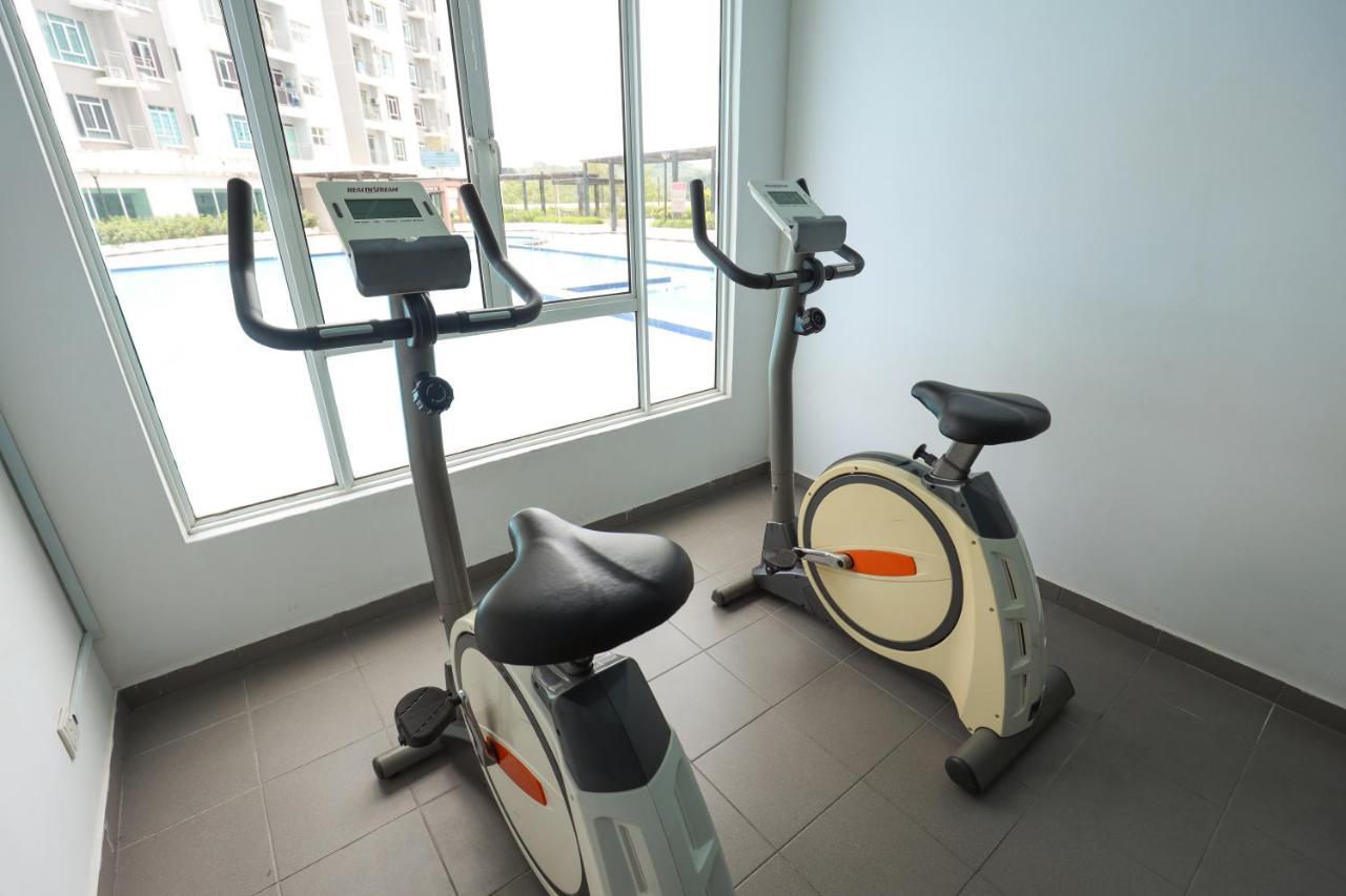 Cozy 3-Bedroom Condo With Pool - Seri Kembangan Ngoại thất bức ảnh