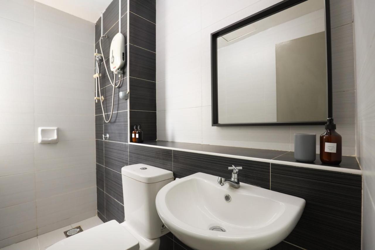 Cozy 3-Bedroom Condo With Pool - Seri Kembangan Ngoại thất bức ảnh