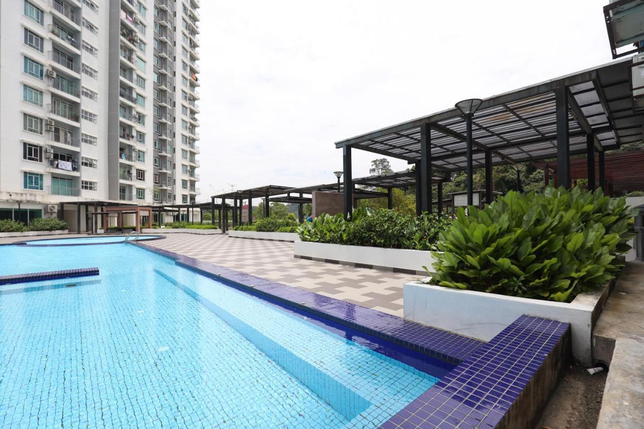 Cozy 3-Bedroom Condo With Pool - Seri Kembangan Ngoại thất bức ảnh