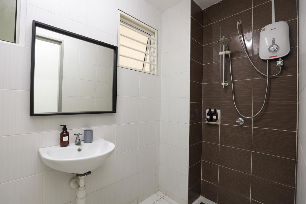 Cozy 3-Bedroom Condo With Pool - Seri Kembangan Ngoại thất bức ảnh