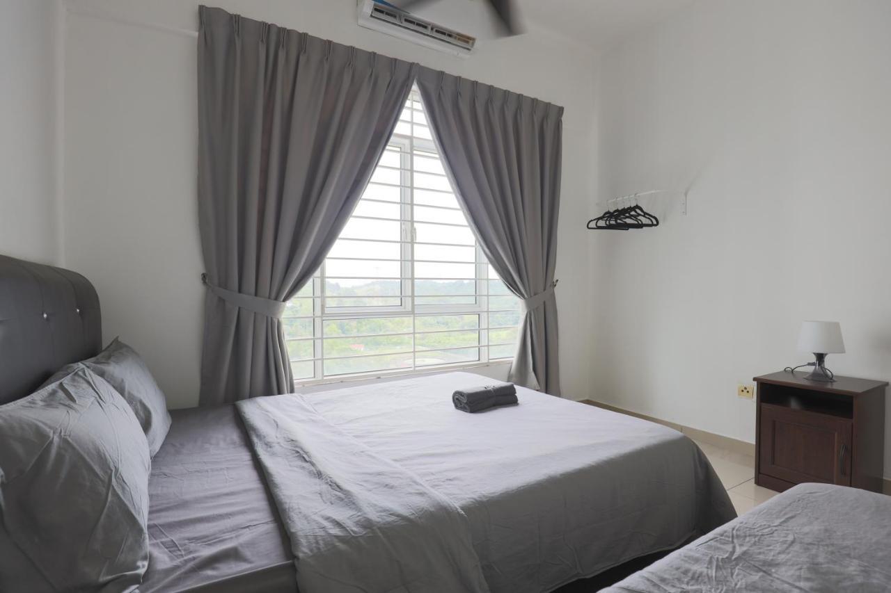 Cozy 3-Bedroom Condo With Pool - Seri Kembangan Ngoại thất bức ảnh