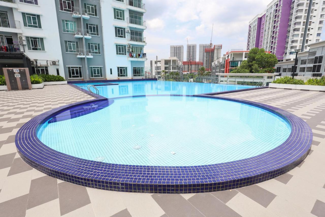 Cozy 3-Bedroom Condo With Pool - Seri Kembangan Ngoại thất bức ảnh